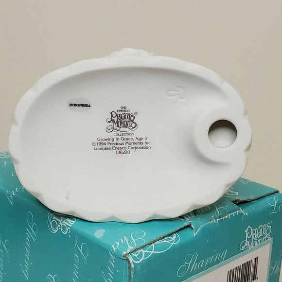 PRECIOUS MOMENTS Growing in Grace Age 3 #136220 Little Girl Kneeling by Flowers - Picture 4 of 4